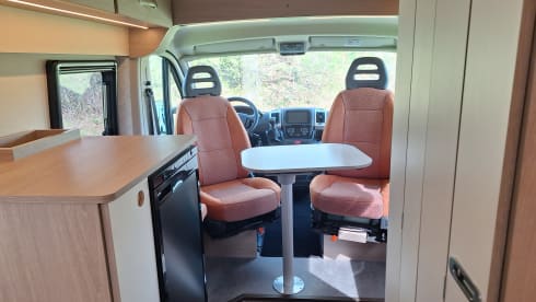 Spazio 4 – AmorA-Camper mit Fahrradgarage und Längsbett 180x200cm