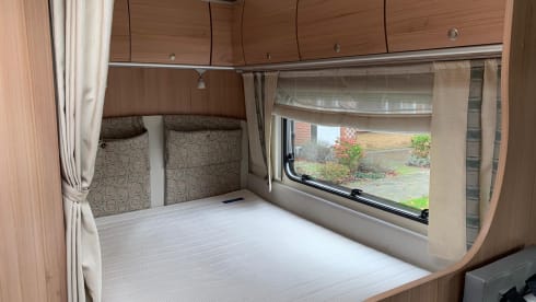 De Ixeo – Neat complete family camper for rent Burstner Ixeo