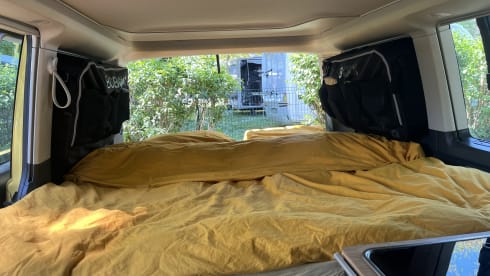 Happy Yellow Beach Camper – 4p Volkswagen bus from 2015