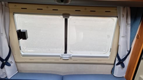 Very luxurious and spacious 4 person Alcove camper with 2 fixed spacious beds