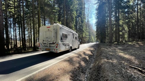 Lovely luxury camper 4p LMC semi-integrated from 2009 