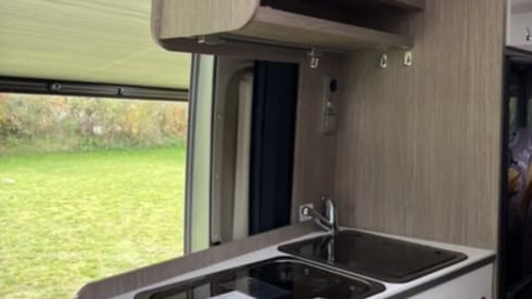 Zilver – Beautiful bus camper (Silver) with practical and complete layout