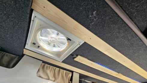 (T)rusty Blue – 2p Mercedes-Benz campervan from 2003