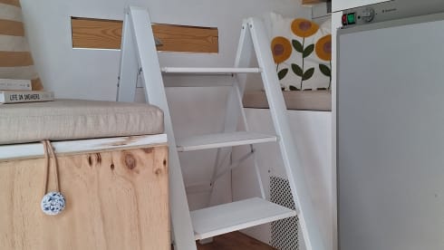 Riebedebie and we're gone! Super cozy converted Opel Movano 2p