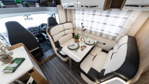 AutoRoller 747 – Luxury 6 Berth Motorhome