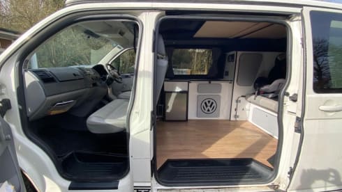 Snowy – Volkswagen T5 Family Camper 