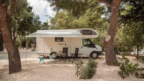 Ideal 6-person Ford family camper