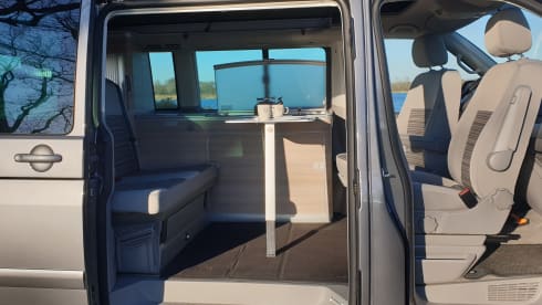 Grijs – Volkswagen T5 California Bus camper with pop-top roof.