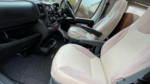 Gregory's Getaways – 6 berth Roller Team bus from 2018
