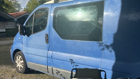 Blue – 2p Renault campervan uit 2008