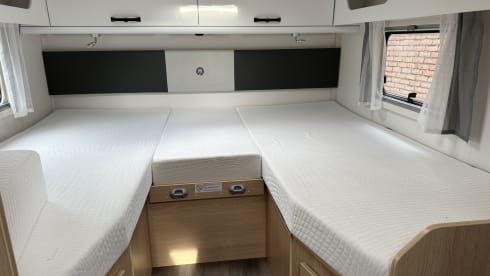 17/18 – Luxurious, comfortable camper with 2-person fixed bed and 2-person lifting bed!