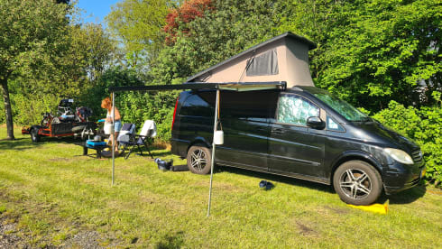 Black Viany – 2p Mercedes-Benz Viano campervan from 2010