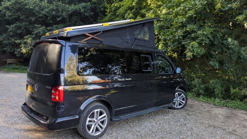 Black Beauty – 4 berth 4WD Automatic VW Transporter