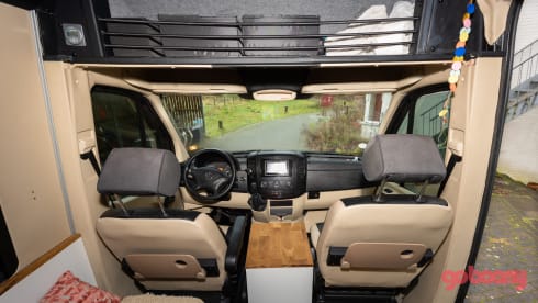Bruce – Off-grid Mercedes-Benz camper!