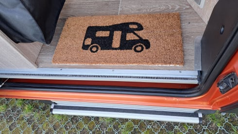 Oranje Puzzel – 2p Pössl bus from 2019