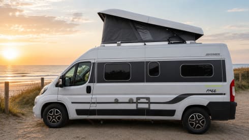 Making Memories 10 – Hymer Free 602 Automatik, Baujahr 2024, mit Aufstelldach und Fahrradträger für 4 Personen