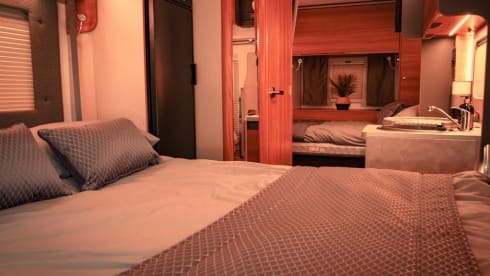 Poppy – Poppy - Luxury 4 Berth, Automatic Motorhome 