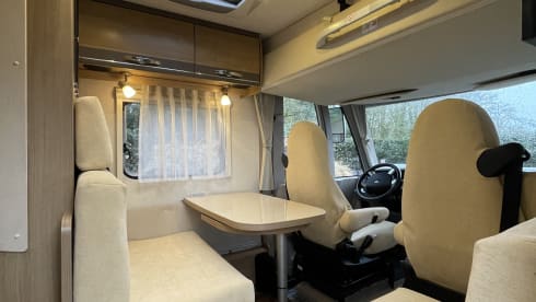 Hymer – Recent well equipped integral mobile home