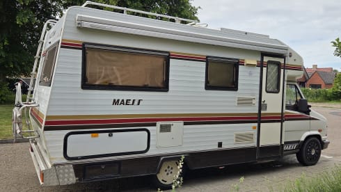 The Sassenach – Peugeot J5 Maess semi-integrated uit 1993