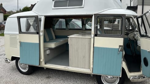 Snowy – 2 berth Volkswagen campervan from 1957