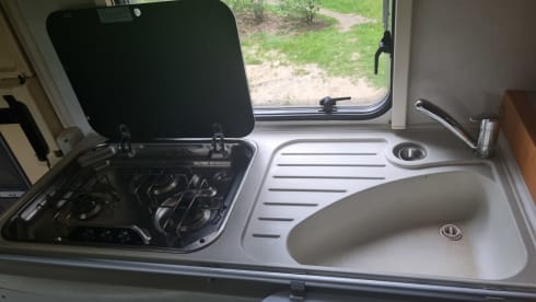 Compact 4p Hymer alcove with bunk bed