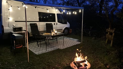 Henry – Trendy, 2-3 person off grid camper bus, suitable for all seasons!