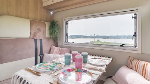 Fransie  – Luxury 5 person Alcove camper from 2017: Fransie