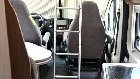 4p Pössl bus uit 2019
