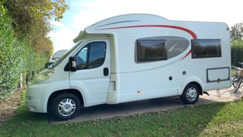 De Ixeo – Neat complete family camper for rent Burstner Ixeo