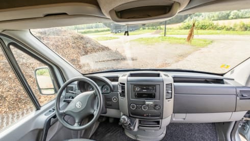 Keesie – Volkswagen Crafter Off-Grid Bus Camper with Roof Terrace
