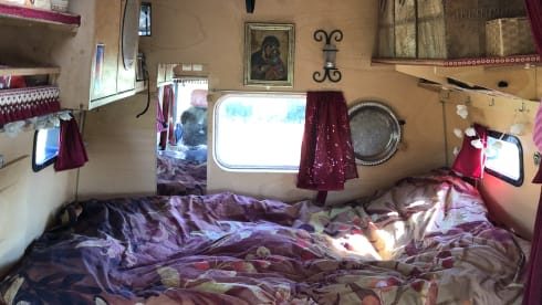 LET OP: C1 rijbewijs vereist – Ex-fire brigade Mercedes-Benz camper van from 1982