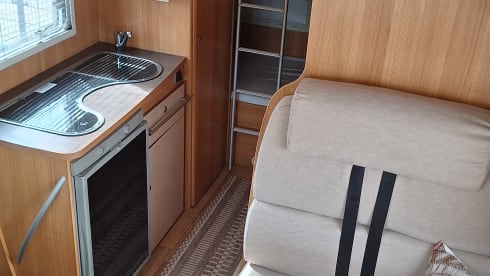 Ideal 6-person Ford family camper