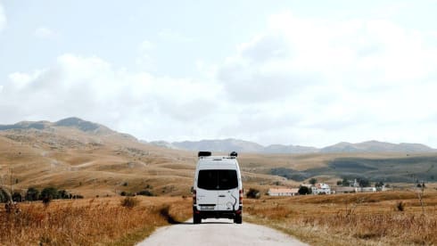 Debie The Van – Zelfbouw Mercedes Sprinter surf bus