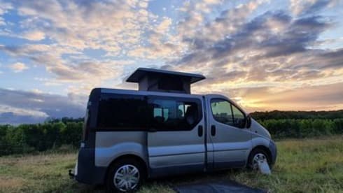 Viv – Handy and complete bus camper