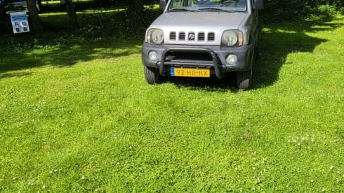 Vivi l'avventura con questa Suzuki Jimny dotata di tenda da tetto!