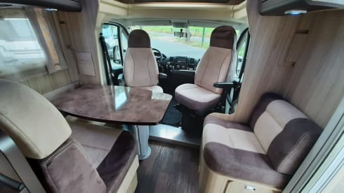 CI X-TIL – Very luxurious 4 person camper with queen bed and pull-down bed, lots of storage space