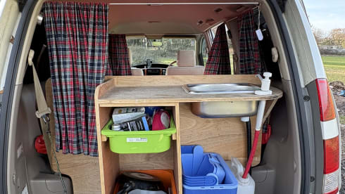 BONNIE  – Toyota campervan met 2 slaapplaatsen uit 2006