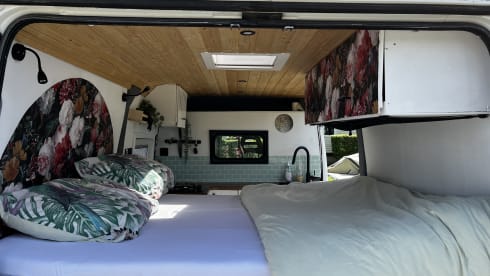 Busje naar Zuid Lara – Wonderful self-built camper bus for 2p