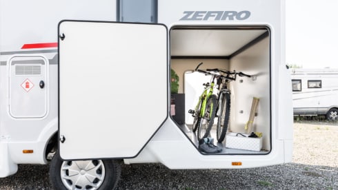 665 – 2021 ROLLERTEAM ZEFIRO 665 4 PERSONEN OXFORD