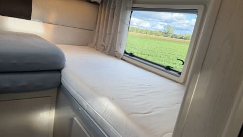 Camper met enkele bedden en alkoof!