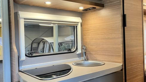 Weinsberg 600MF Pepper Edition – Very complete new 2-person semi-integrated camper (June 2022)
