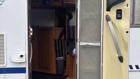 Dethleffs semi-integrated uit 2006 – 4p Dethleffs semi-integrated from 2006