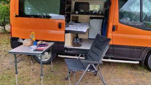 4p Ford campervan uit 2009
