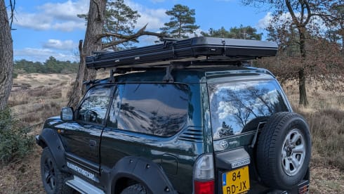 Cool Toyota Landcruiser with 2-person roof tent, unlimited km!