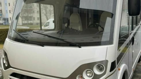 Hulk – Fully integrated motorhome.