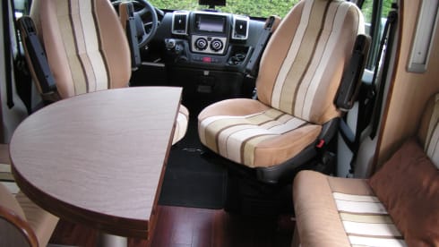 Fleurette Florium – Spacious 4p Fleurette Semi-Integral from 2013 based on a Fiat Ducato.