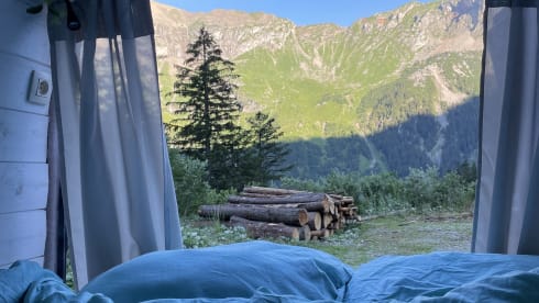 Sunny ☀️ – Off grid Ford bus