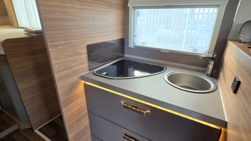 YN25 ASX – Weinsberg CaraSuite 700 ME 4 Berth