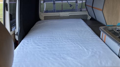 Guus (dan denk je aan brabant) – Red and white Volkswagen T5