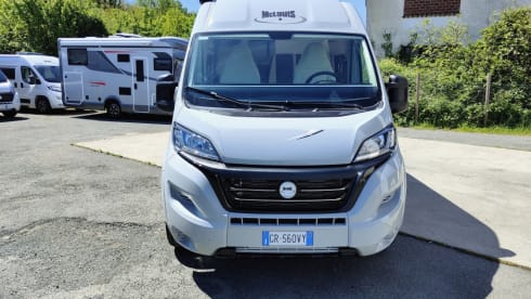 Menfys (2) veranda – Menfys VAN 3 MAXI S-Line (2) with veranda and photovoltaic